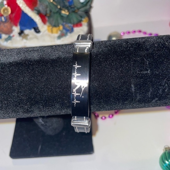 Baseball Pulse Designed Bracelet - Picture 2 of 8